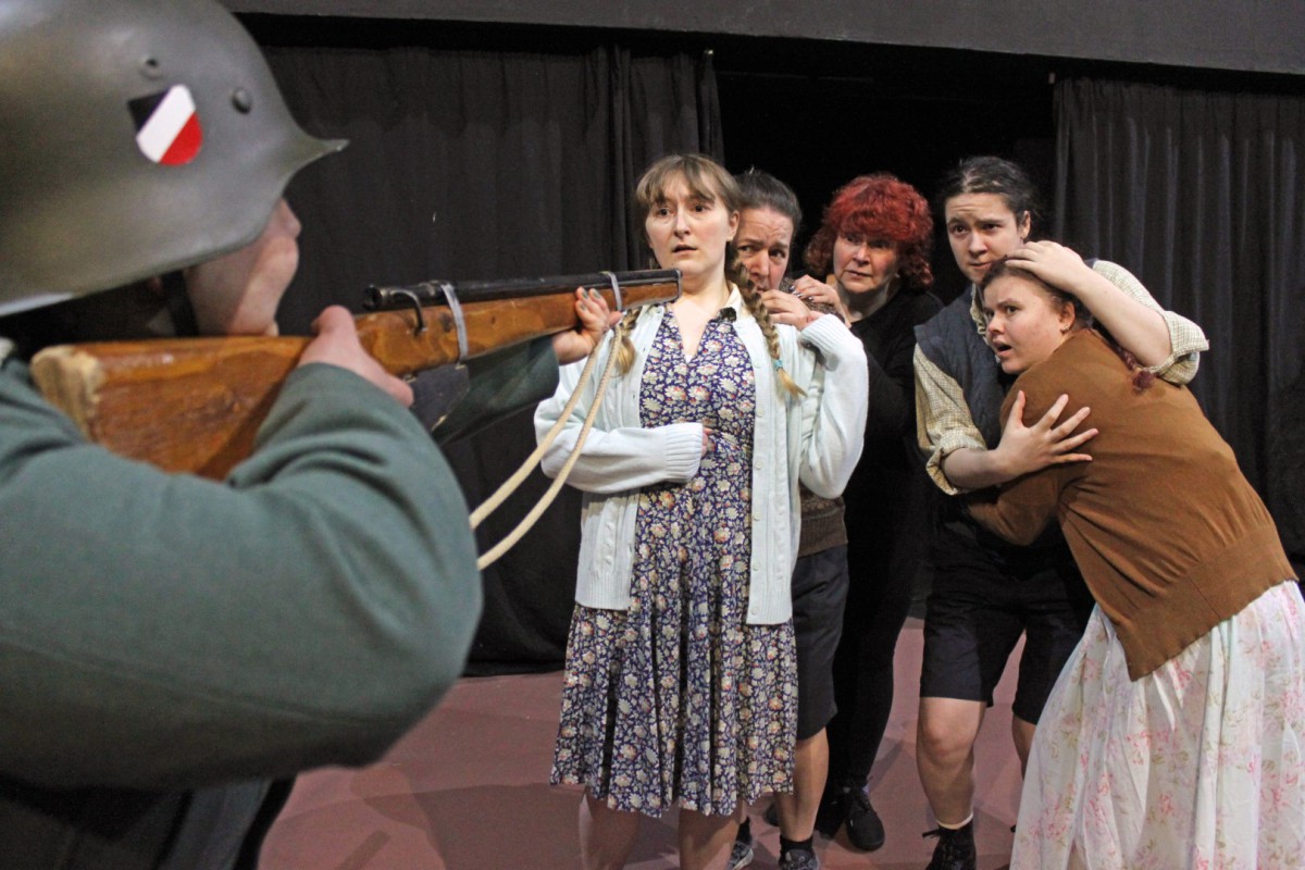 Cast of Barbed Wire and Teddy Bears at Sewell Barn Theatre - Photo: Andrew Evans