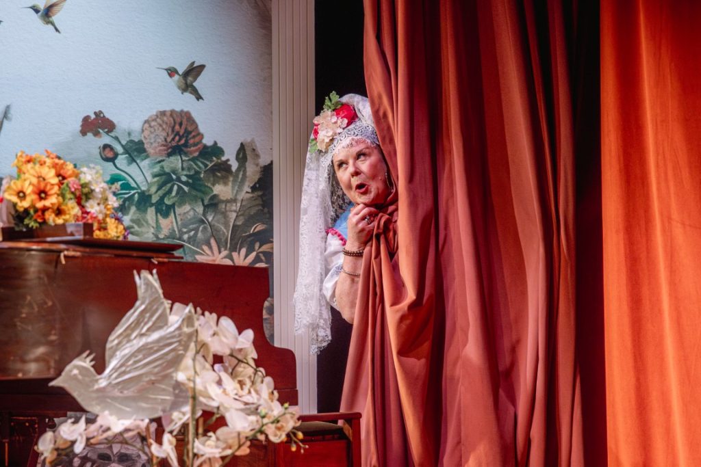 Wendi Peters in Glorious!