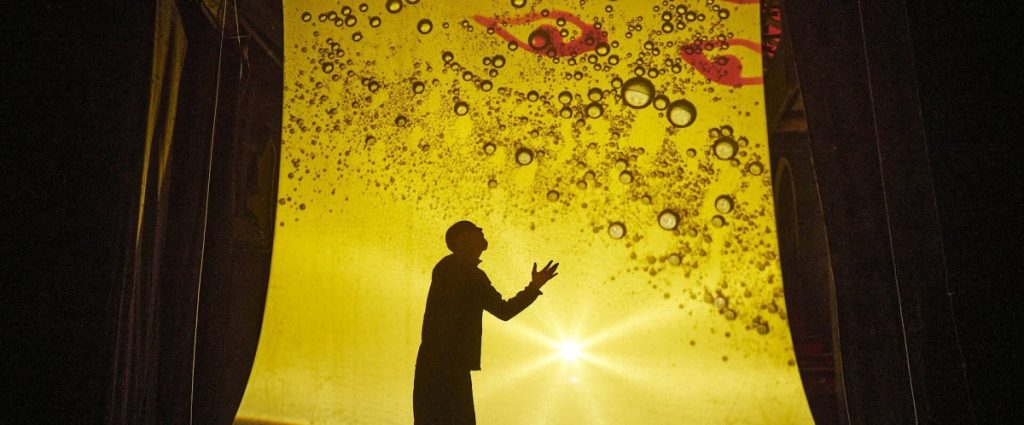 Indefinite Articles: The Magic Lamp - Photo: Andi Sapey